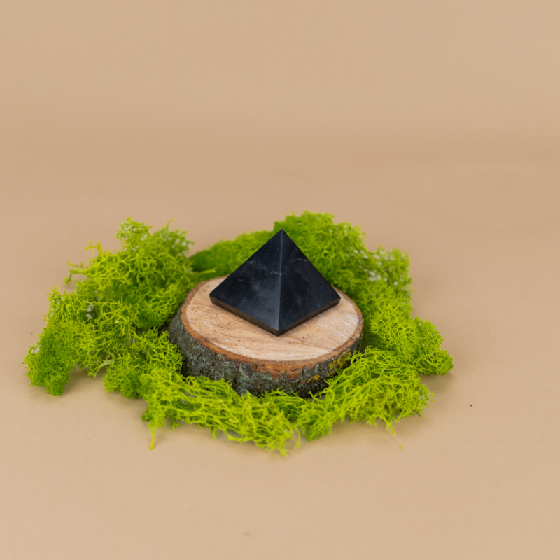 kristalai-dekoratyviniai-kristalai-sungito-piramide