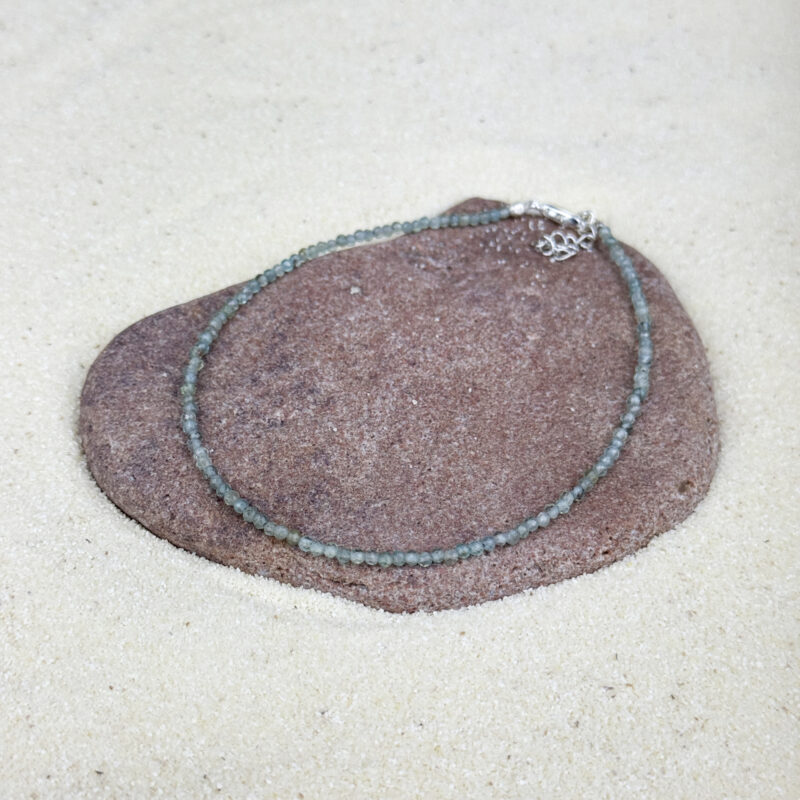 kristalai-papuosalai-is-kristalu-apykojes-is-kristalu-briaunuota-labradorito-1